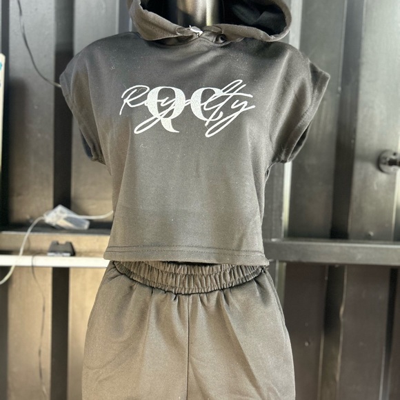 🌺🌸🌺🌸 sexy crop to 2 piece comes in multiple colors - Picture 3 of 7